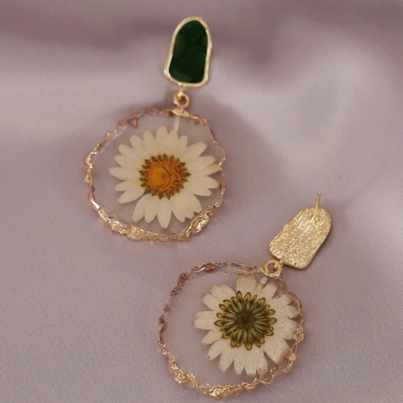 💖 2/$30 Pressed dried daisy flower gold hoop Hippie boho earrings cottagecore - Picture 12 of 12